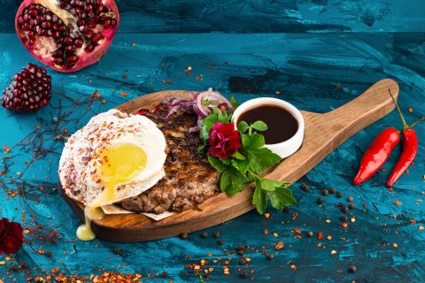 Бифштекс из говядины с глазуньей и соусом терияки