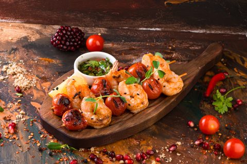 Креветки и черри с соусом чимичури