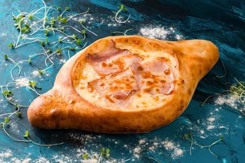 Хачапури по-аджарски с беконом