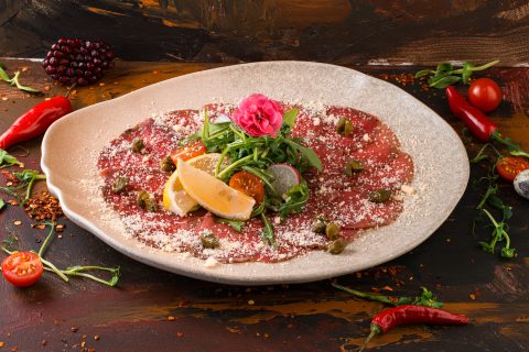 Карпаччо с пармезаном и соусом пиросмани