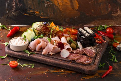 Сет из мясных копчёностей с овощами